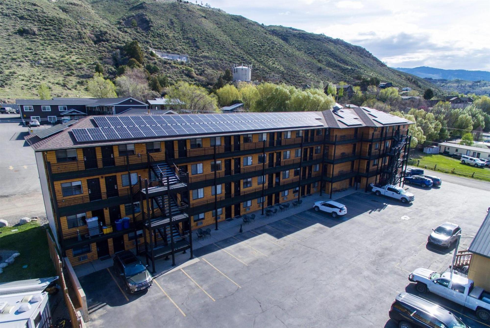 Travelodge By Wyndham Gardiner Yellowstone Park North Entr Exterior foto